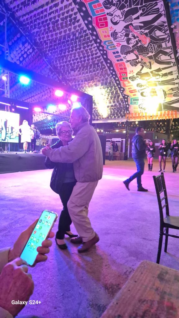 Um belo exemplo de vida:
Conheço esse casal há 48 anos.
Meu xará Carlos Alberto e a Glória.
Os dois foram meus colegas de trabalho na Petrobras.
Acredite:
Ele está com 90 anos e ela com 84.
Estão com 57 anos de casados.
Ver os dois dançando, alegres, não tem preço!